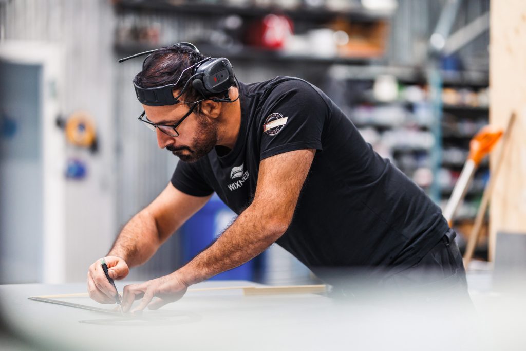 Man arbetar med verktyg i verkstad