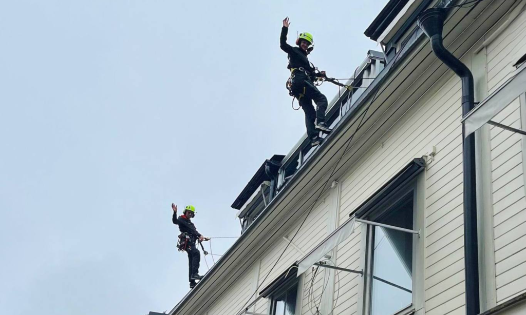 Höghöjdsarbete med Rope Access där certifierade tekniker arbetar säkert i rep.