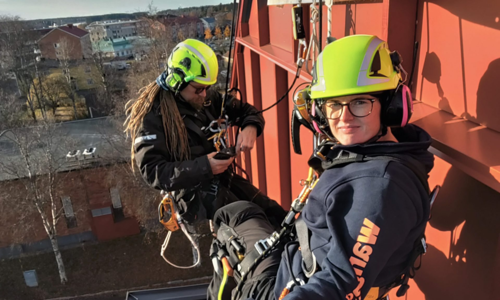 Emma och Andreas utför höghöjdsarbete med Rope Access i rep, båda IRATA-certifierade yrkesklättrare.