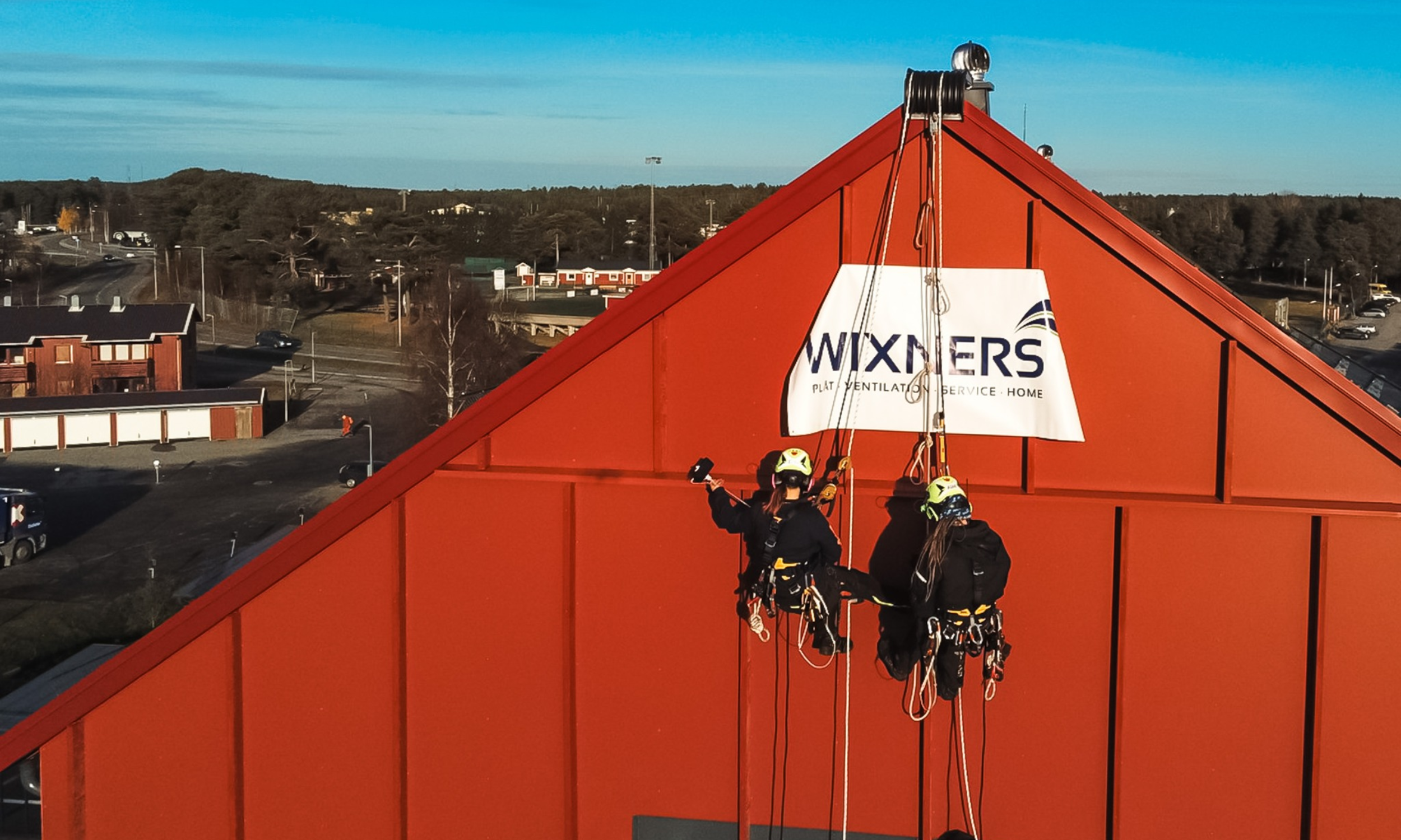 IRATA-certifierade yrkesklättrare utför höghöjdsarbete med Rope Access på byggnad