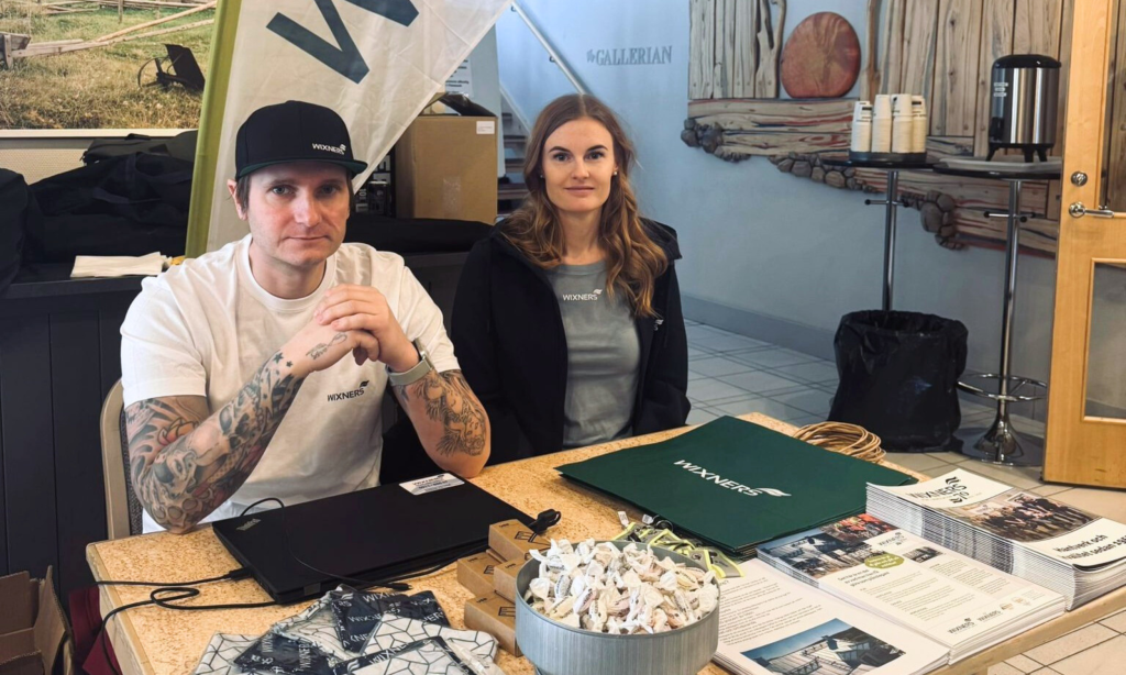 plåtslagare Emma Jonsson och Mathias från Wixners pratar om vägen till att bli plåtslagare på rekryteringsmässa