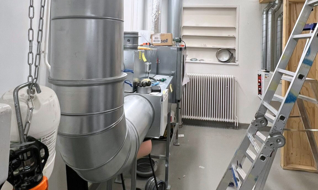 Tillverkade plåtdetaljer från Utbildning Nords lokaler som Emma tillverkat under sin utbildning till plåtslagare